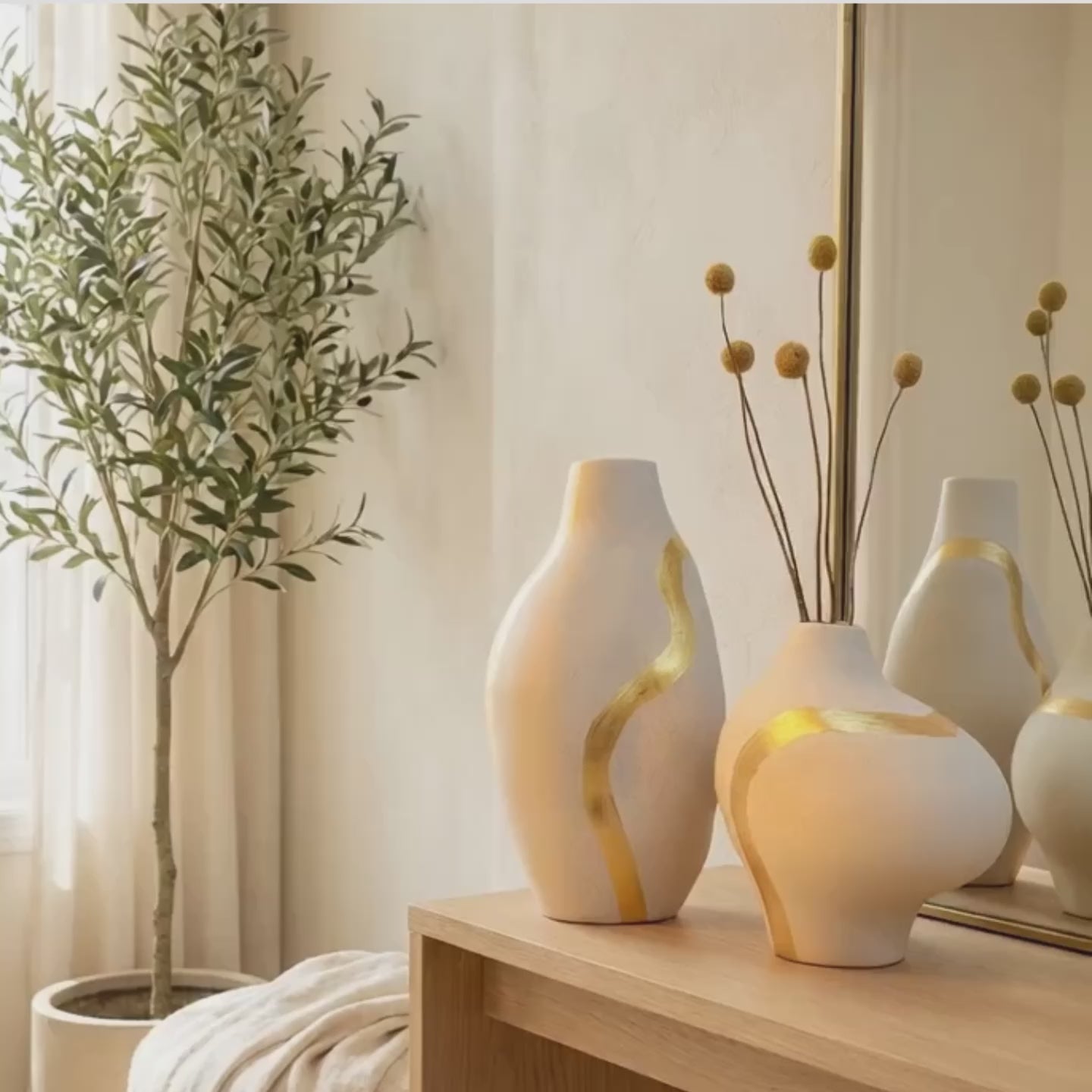 The Aureate Flow Vase Collection
